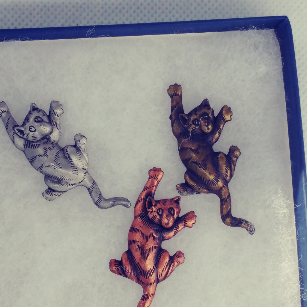 1375 Climbing Cats Pins